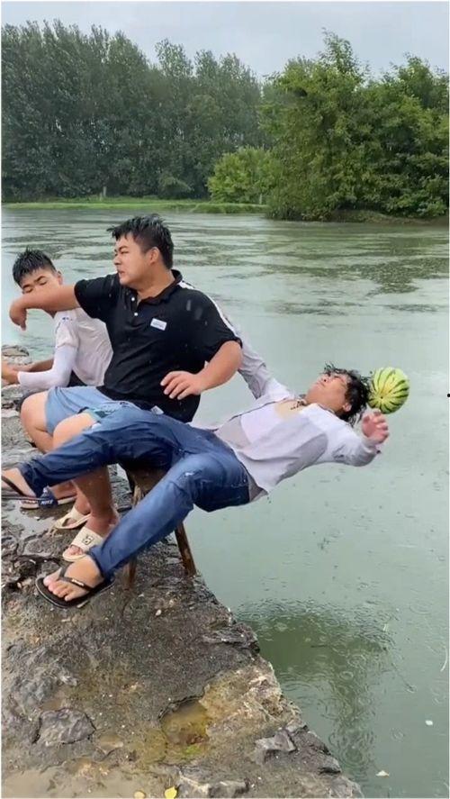 吃瓜作死场面,一场闹剧即将上演